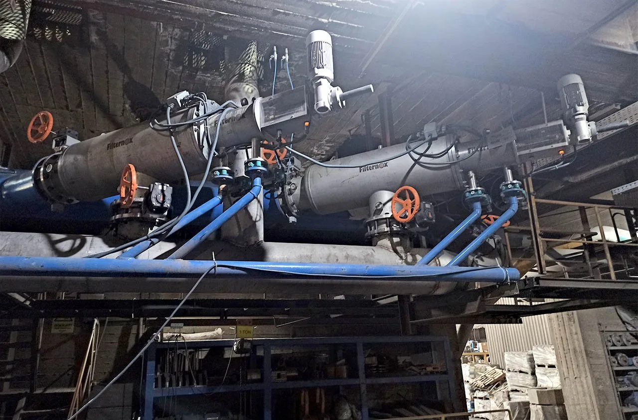 Cooling water filtration for nozzle protection