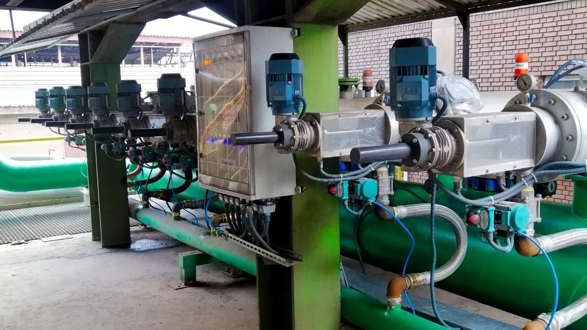 Machinery cooling water filtration system