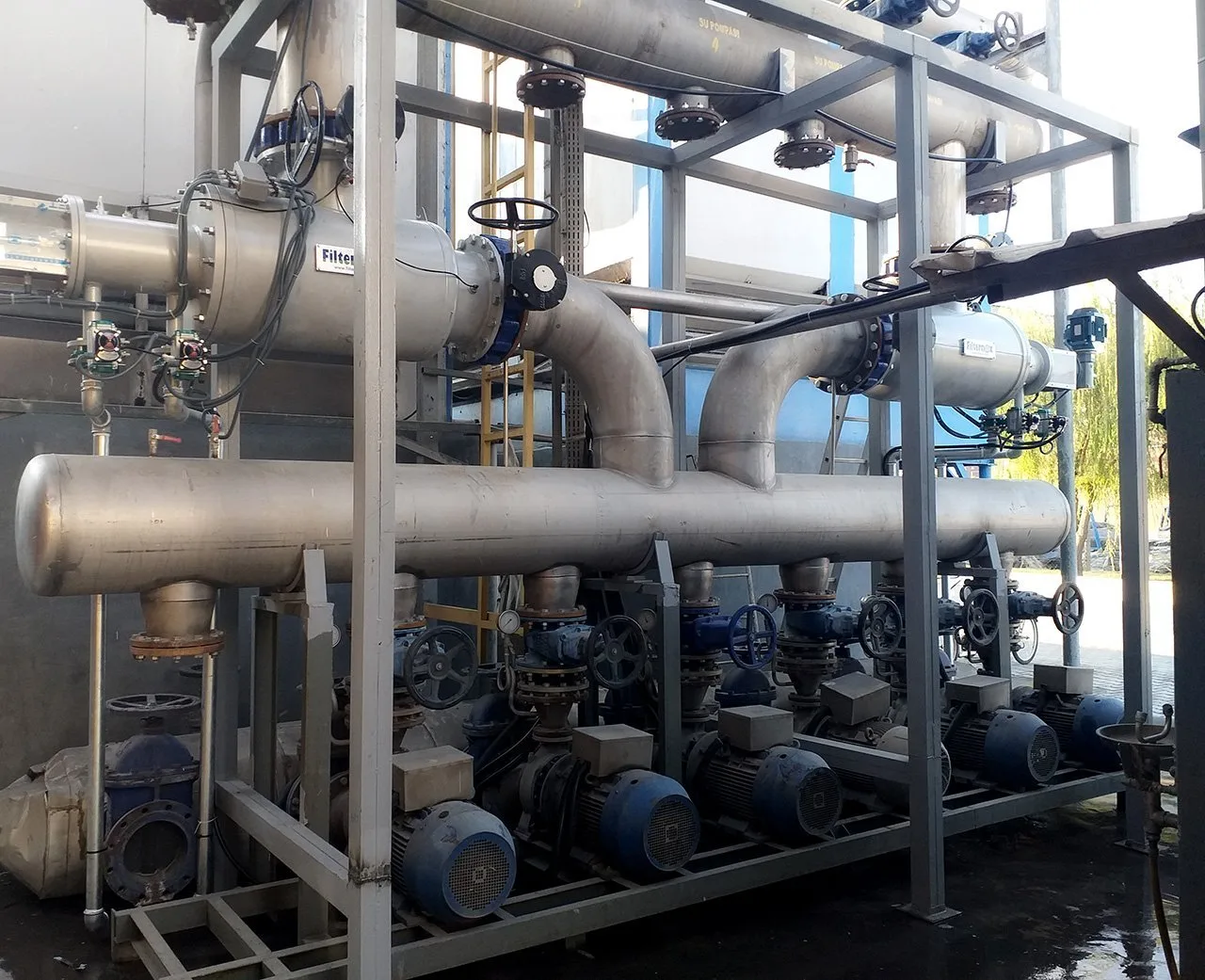 Automatic self-cleaning filter system for cooling tower water filtration